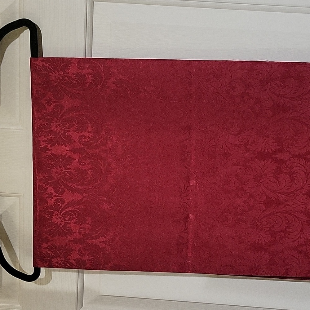 W-C Designs Table Runner/ Pre-Owned - Picture 12 of 16